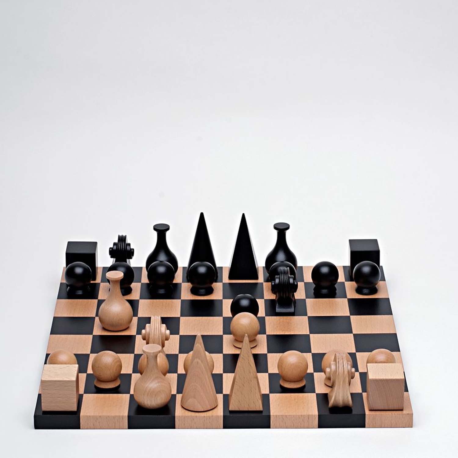 صورة قطع الشطرنج التي وضعها مان راي
